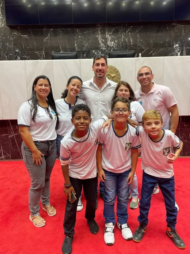 deputado lucas lasmar com crian&ccedil;as no plen&aacute;rio