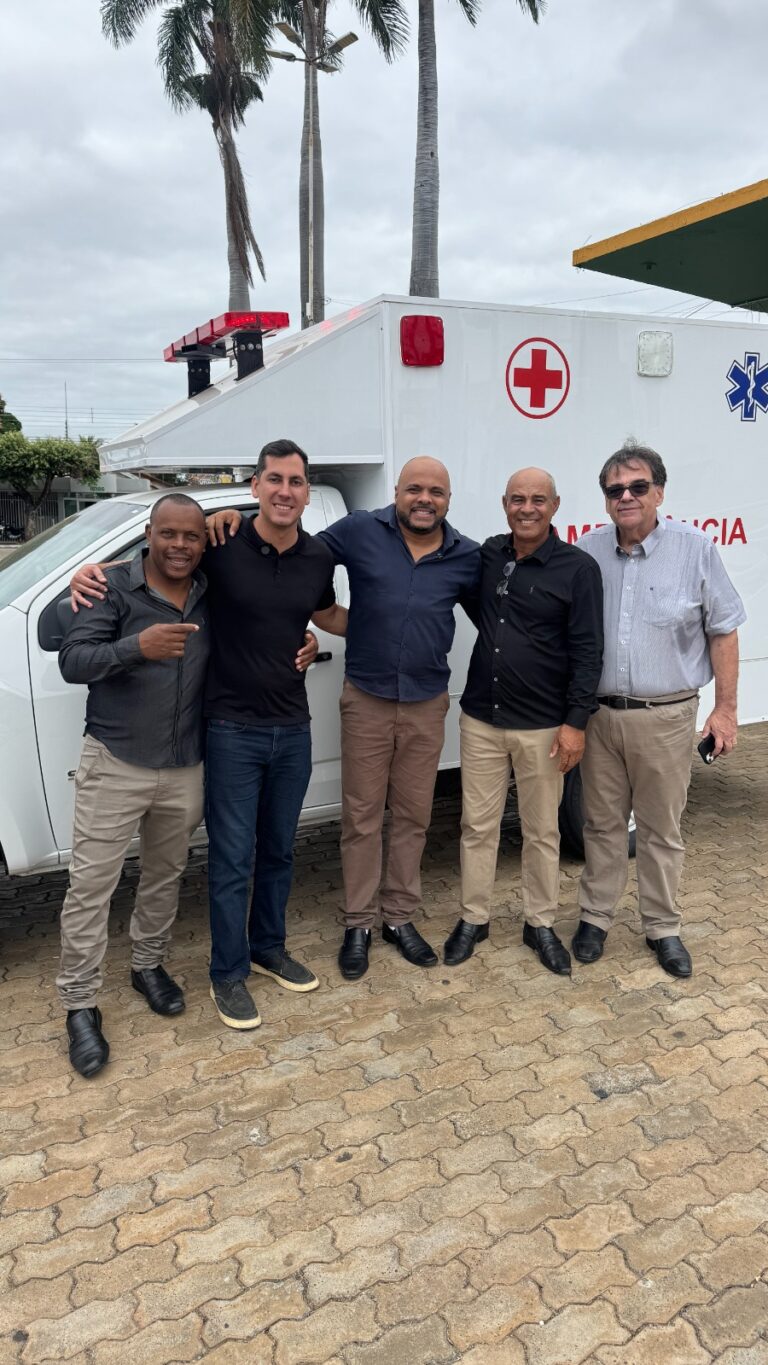 Deputado Lucas Lasmar entrega ambulância 4×4 em Corinto