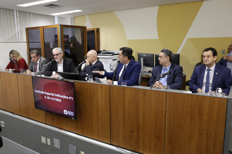 Deputado Lucas Lasmar cobra explicações da Funed sobre atraso na produção de soros