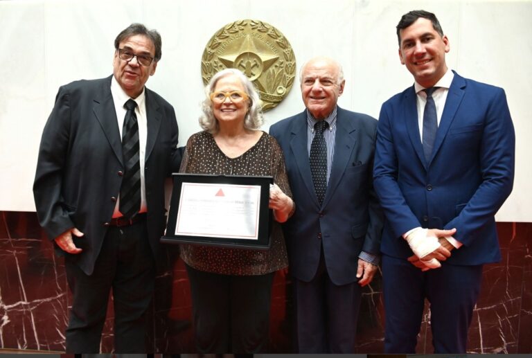 Deputado Lucas Lasmar entrega título de cidadã mineira à filha de Zuzu Angel